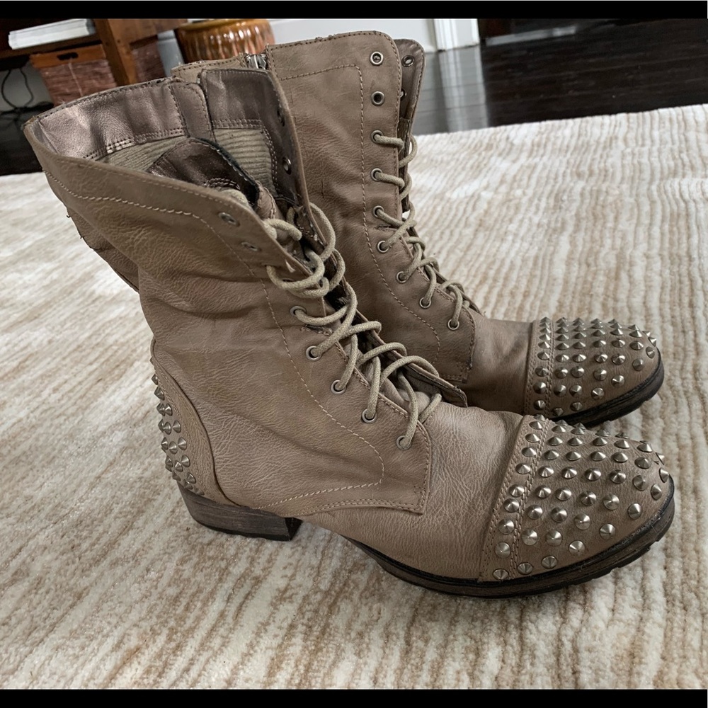 Breckelle’s Lace-Up Spiked Beige Boots